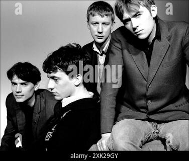 Blur Britpop band con Damon Albarn, Alex James, Dave Rowntree & Graham Coxon e un grande cane danese. Immagini di stampa e marketing, tra cui British Image No.1 e No.2. 1993 Foto Stock