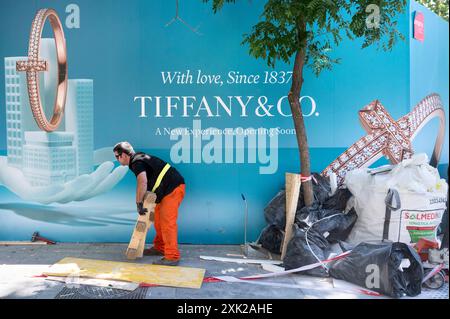 Un lavoratore è visto fuori dal negozio Tiffany & Co., una società americana di gioielli di lusso, in costruzione in Spagna. Foto Stock