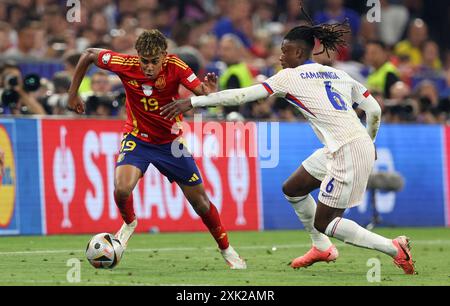 MONACO DI BAVIERA, GERMANIA - 09 LUGLIO: La Spagna Lamine Yamal affronta con la francese Eduardo Camavinga durante la semifinale di UEFA EURO 2024 tra Spagna e Francia al Munich Football Arena il 9 luglio 2024 a Monaco di Baviera, Germania. © diebilderwelt / Alamy Stock Foto Stock