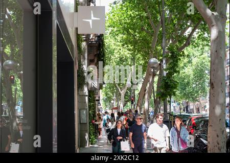 Madrid, Spagna. 20 luglio 2024. I pedoni passeranno davanti allo showroom Polestar della casa automobilistica svedese per veicoli elettrici (EV) in Spagna. (Foto di Xavi Lopez/SOPA Images/Sipa USA) credito: SIPA USA/Alamy Live News Foto Stock