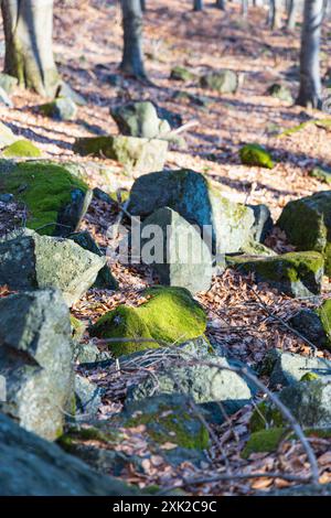 Poche piccole e gigantesche formazioni rocciose accanto al sentiero di montagna durante il giorno di sole in inverno Foto Stock