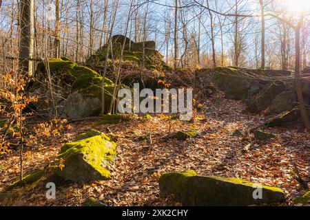 Poche piccole e gigantesche formazioni rocciose accanto al sentiero di montagna durante il giorno di sole in inverno Foto Stock
