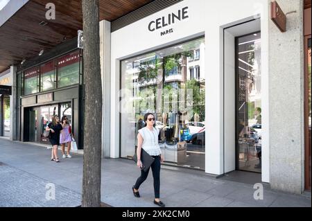 Madrid, Spagna. 14 giugno 2024. Un'area pedonale passa accanto al negozio francese di moda di lusso Celine in Spagna. (Immagine di credito: © Xavi Lopez/SOPA Images via ZUMA Press Wire) SOLO PER USO EDITORIALE! Non per USO commerciale! Foto Stock