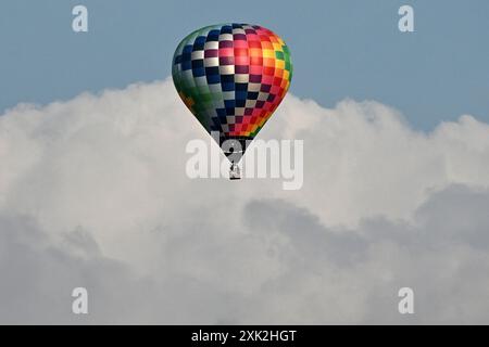 Mladejov, Repubblica Ceca. 20 luglio 2024. Un pilota vola in una giornata di sole sopra le nuvole. Una mongolfiera passa davanti a un paesaggio mentre si prepara a atterrare al tramonto nella Repubblica Ceca. (Credit Image: © Slavek Ruta/ZUMA Press Wire) SOLO PER USO EDITORIALE! Non per USO commerciale! Foto Stock