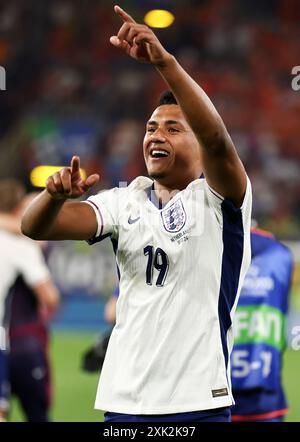 DORTMUND, GERMANIA - 10 LUGLIO: L'Inghilterra Ollie Watkins festeggia con i tifosi dopo la vittoria delle loro squadre la semifinale di UEFA EURO 2024 tra Paesi Bassi e Inghilterra allo Stadio Dortmund il 10 luglio 2024 a Dortmund, Germania. © diebilderwelt / Alamy Stock Foto Stock