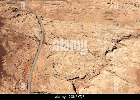 Una vista dall'alto cattura una strada serpeggiante che taglia il terreno accidentato del White Canyon nella Glen Canyon National Recreation area, mettendo in mostra Foto Stock