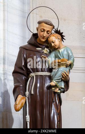 Sant'Antonio da Padova con Gesù bambino tra le braccia. Una statua nel Duomo di Pavia a Pavia, Italia. Foto Stock