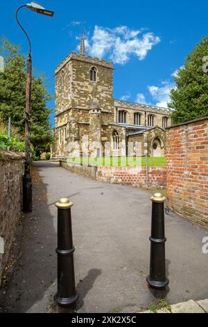 St Mary's Church, nella città di Horncastle, Inghilterra, nel Lincolnshire, vista lungo St Mary's Square Foto Stock