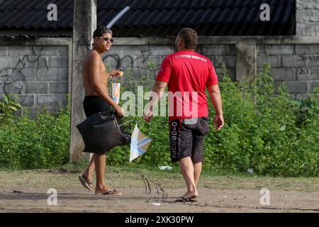 Recife, Brasile. 20 luglio 2024. PE - RECIFE - 07/20/2024 - RECIFE, AQUILONI E LINEE CILENE E CEROL - gli aquiloni con linee cilene e cerolo sono gestiti ad un festival nella zona occidentale di Recife (PE) questo sabato (20). Nel febbraio 2024, la camera dei deputati ha approvato un disegno di legge che vieta la produzione, la vendita e l'uso di linee di taglio in aquiloni e giocattoli simili, stabilendo una sanzione di anni di reclusione e multe. Foto: Marlon Costa/AGIF (foto di Marlon Costa/AGIF/Sipa USA) credito: SIPA USA/Alamy Live News Foto Stock