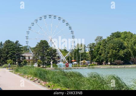 Una ruota panoramica vuota in un porto sul lago Balaton a Keszthely Foto Stock