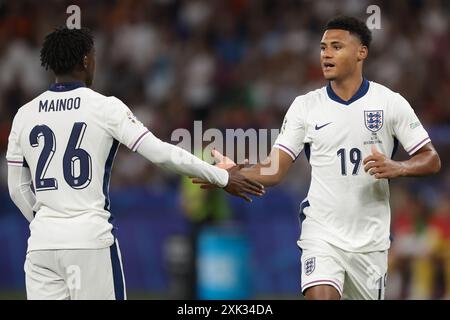 Berlino, Germania, 14 luglio 2024. Kobbie Mainoo e Ollie Watkins dell'Inghilterra durante la finale dei Campionati europei UEFA all'Olympiastadion di Berlino. Immagine: Jonathan Moscrop / Sportimage Foto Stock