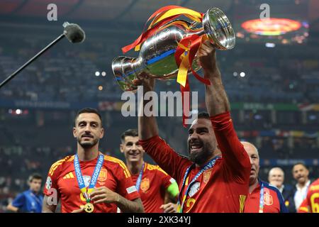 Berlino, Germania. 14 luglio 2024. La spagnola Dani Carvajal festeggia con la Henri Delaunay Cup dopo la vittoria del 2-1 nella finale dei Campionati europei di calcio all'Olympiastadion di Berlino. Foto: Jonathan Moscrop/Sportimage Credit: Sportimage Ltd/Alamy Live News Foto Stock