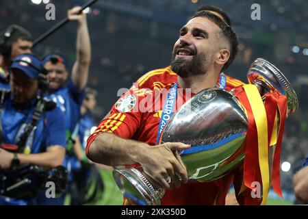 Berlino, Germania. 14 luglio 2024. La spagnola Dani Carvajal festeggia con la Henri Delaunay Cup dopo la vittoria del 2-1 nella finale dei Campionati europei di calcio all'Olympiastadion di Berlino. Foto: Jonathan Moscrop/Sportimage Credit: Sportimage Ltd/Alamy Live News Foto Stock