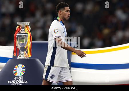 Berlino, Germania. 14 luglio 2024. Jude Bellingham, d'Inghilterra, reagisce mentre passa davanti alla Henri Delaunay Cup dopo la sconfitta del 2-1 nella finale dei Campionati europei di calcio all'Olympiastadion di Berlino. Foto: Jonathan Moscrop/Sportimage Credit: Sportimage Ltd/Alamy Live News Foto Stock