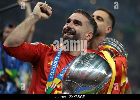 Berlino, Germania. 14 luglio 2024. La spagnola Dani Carvajal festeggia con la Henri Delaunay Cup dopo la vittoria del 2-1 nella finale dei Campionati europei di calcio all'Olympiastadion di Berlino. Foto: Jonathan Moscrop/Sportimage Credit: Sportimage Ltd/Alamy Live News Foto Stock