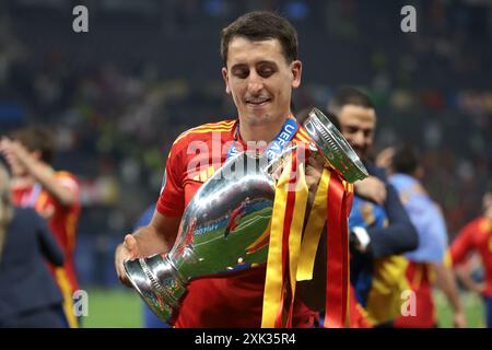 Berlino, Germania. 14 luglio 2024. Mikel Oyarzabal di Spagna festeggia con la Henri Delaunay Cup dopo la vittoria del 2-1 nella finale dei Campionati europei di calcio all'Olympiastadion di Berlino. Foto: Jonathan Moscrop/Sportimage Credit: Sportimage Ltd/Alamy Live News Foto Stock