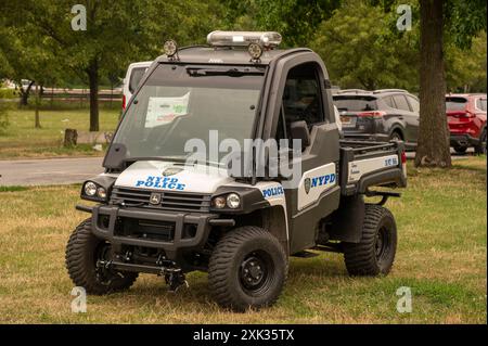 New York, Stati Uniti. 20 luglio 2024. NEW YORK, NEW YORK - 20 LUGLIO: A NYPD John Deere Gator Utility Vehicles, UTV Side by Side, visto durante l'evento Independent Drivers Guild Annual driver Appreciation Day al Corona Park il 20 luglio 2024 nel quartiere Corona di Queens a New York City. Crediti: Ron Adar/Alamy Live News Foto Stock