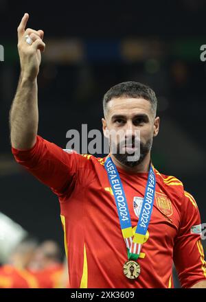 Berlino, Germania. 14 luglio 2024. La Spagna Dani Carvajal reagisce ai tifosi dopo la vittoria del 2-1 nella finale dei Campionati europei di calcio all'Olympiastadion di Berlino. Foto: Jonathan Moscrop/Sportimage Credit: Sportimage Ltd/Alamy Live News Foto Stock