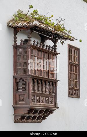 Vecchio balcone in legno intagliato sull'edificio storico di Tenerife Foto Stock