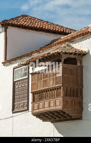 Vecchio balcone in legno intagliato sull'edificio storico di Tenerife Foto Stock