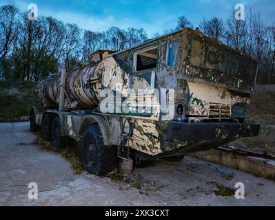 Vecchio veicolo militare russo rotto e arrugginito. Foto Stock