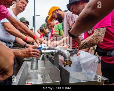 Nijmegen, Paesi Bassi. 17 luglio 2024. Si vedono gli escursionisti riempire le loro bottiglie d'acqua. La marcia internazionale dei quattro giorni (in olandese "De Vierdaagse") è il più grande evento di camminata di più giorni al mondo ed è visto come il primo esempio di sportività e legame internazionale tra militari e civili provenienti da molti paesi diversi. Quest'anno, a causa delle temperature calde, tutti i percorsi sono stati più corti di 10 km l'ultimo giorno. (Credit Image: © Ana Fernandez/SOPA Images via ZUMA Press Wire) SOLO PER USO EDITORIALE! Non per USO commerciale! Foto Stock