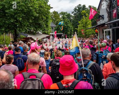 Nijmegen, Paesi Bassi. 17 luglio 2024. Il secondo giorno i partecipanti indossano abiti rosa. La marcia internazionale dei quattro giorni (in olandese "De Vierdaagse") è il più grande evento di camminata di più giorni al mondo ed è visto come il primo esempio di sportività e legame internazionale tra militari e civili provenienti da molti paesi diversi. Quest'anno, a causa delle temperature calde, tutti i percorsi sono stati più corti di 10 km l'ultimo giorno. (Credit Image: © Ana Fernandez/SOPA Images via ZUMA Press Wire) SOLO PER USO EDITORIALE! Non per USO commerciale! Foto Stock