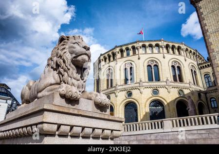 OSLO, Norvegia — l'edificio Storting, sede del Parlamento norvegese, si erge come un simbolo di governo democratico e di eleganza architettonica nel cuore di Oslo. Foto Stock