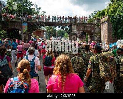 Nijmegen, Paesi Bassi. 17 luglio 2024. Si vedono persone che esultano gli escursionisti da un ponte. La marcia internazionale dei quattro giorni (in olandese "De Vierdaagse") è il più grande evento di camminata di più giorni al mondo ed è visto come il primo esempio di sportività e legame internazionale tra militari e civili provenienti da molti paesi diversi. Quest'anno, a causa delle temperature calde, tutti i percorsi sono stati più corti di 10 km l'ultimo giorno. (Credit Image: © Ana Fernandez/SOPA Images via ZUMA Press Wire) SOLO PER USO EDITORIALE! Non per USO commerciale! Foto Stock