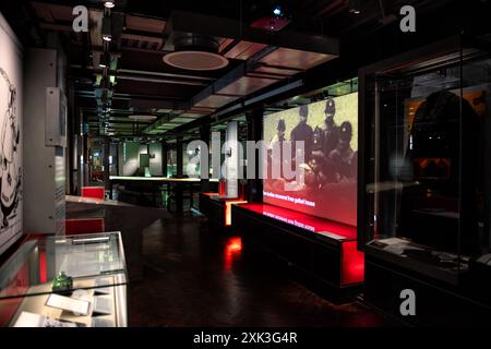 LONDRA, Regno Unito — il Churchill Musum all'interno dello storico Churchill War Rooms, il complesso sotterraneo che servì come centro di comando del governo britannico durante la seconda guerra mondiale, che mostrava la Cabinet War Room e la Map Room conservate nelle loro condizioni originali. Foto Stock