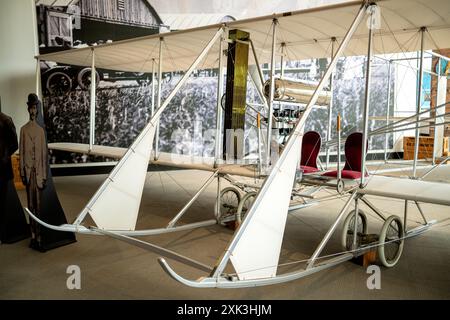 Wright Model B Aircraft College Park Maryland | COLLEGE PARK, Maryland, Stati Uniti — Un aereo Wright Model B esposto al College Park Aviation Museum mostra i perfezionamenti realizzati dai Wrights dopo che il loro modello originale A, Signal Corps Airplane No. 1, fu accettato dall'esercito nell'agosto 1909. Il modello B introdusse un carrello di atterraggio gommato come equipaggiamento standard, un sedile del pilota riposizionato e un sistema di controllo migliorato, cambiamenti tratti direttamente dalle lezioni operative apprese durante i primi voli di addestramento dell'esercito a College Park. Foto Stock