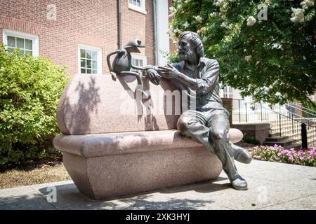 COLLEGE PARK, Maryland, Stati Uniti - il Jim Henson Memorial presso l'Università del Maryland presenta una statua in bronzo del famoso burattinaio con la sua famosa creazione, Kermit the Frog. Henson, un ex allievo dell'Università del Maryland, è raffigurato seduto su una panchina in una posa rilassata. Il memoriale, situato fuori dalla Adele H. Stamp Student Union, onora l'eredità creativa di Henson e il suo legame con l'università. Foto Stock