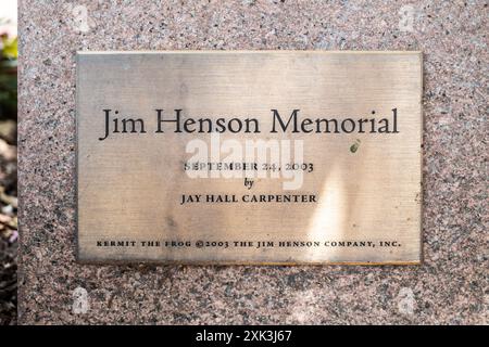 Jim Henson Memorial Statue Kermit The Frog College Park Maryland // COLLEGE PARK, Maryland, Stati Uniti - il Jim Henson Memorial presso l'Università del Maryland presenta una statua in bronzo del famoso burattinaio con la sua famosa creazione, Kermit the Frog. Henson, un ex allievo dell'Università del Maryland, è raffigurato seduto su una panchina in una posa rilassata. Il memoriale, situato fuori dalla Adele H. Stamp Student Union, onora l'eredità creativa di Henson e il suo legame con l'università. Foto Stock