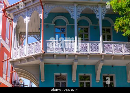 Tradizionali finestre ornamentali orientali, balconi nelle strade di Tbilisi, la capitale della Georgia. Foto Stock