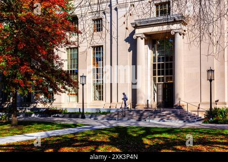 Cambridge, Massachusetts, USA - 8 novembre 2023: Studente su uno scooter elettrico a Killian Court. Massachusetts Institute of Technology MIT. Foto Stock