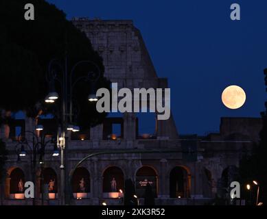 Roma, Italia. 20 luglio 2024. Una luna piena si vede nel cielo sopra il Colosseo a Roma, in Italia, 20 luglio 2024. Crediti: Alberto Lingria/Xinhua/Alamy Live News Foto Stock