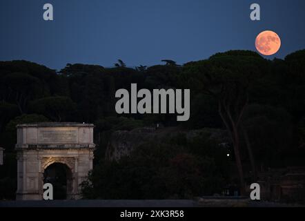 Roma, Italia. 20 luglio 2024. Una luna piena si vede nel cielo sopra i fori Imperiali a Roma, in Italia, 20 luglio 2024. Crediti: Alberto Lingria/Xinhua/Alamy Live News Foto Stock