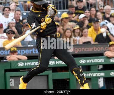 Pittsburgh, Stati Uniti. 20 luglio 2024. L'esterno dei Pittsburgh Pirates Andrew McCutchen (22) conduce il sesto inning con un solista di 431 piedi homer contro i Philadelphia Phillies al PNC Park sabato 20 luglio 2024 a Pittsburgh. Foto di Archie Carpenter/UPI credito: UPI/Alamy Live News Foto Stock