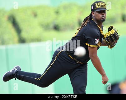 Pittsburgh, Stati Uniti. 20 luglio 2024. Il lanciatore dei Pittsburgh Pirates Luis L. Ortiz (48) inizia contro i Philadelphia Phillies al PNC Park sabato 20 luglio 2024 a Pittsburgh. Foto di Archie Carpenter/UPI credito: UPI/Alamy Live News Foto Stock