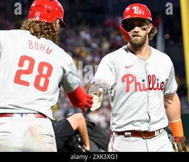 Pittsburgh, Stati Uniti. 20 luglio 2024. La prima base dei Philadelphia Phillies Bryce Harper (3) celebra il suo homer contro i Pittsburgh Pirates con la terza base dei Philadelphia Phillies Alec Bohm (28) al PNC Park sabato 20 luglio 2024 a Pittsburgh. Foto di Archie Carpenter/UPI credito: UPI/Alamy Live News Foto Stock