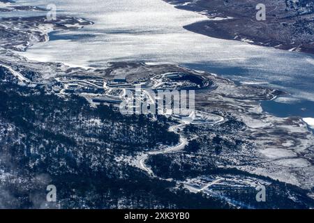 Diga di Tantangara, Kosciuszko National Park New South Wales, Australia, 21 luglio 2024; veduta aerea del cantiere Snowy 2,0 presso la diga di Tantangara, che mostra una leggera copertura di neve e l'ingresso del tunnel per lo schema idrostatico pompato. È stato segnalato che l'avanzamento della trivellazione a tunnel è stato ritardato a causa di formazioni geologiche instabili. Credito PjHickox/Live News Alamy Foto Stock