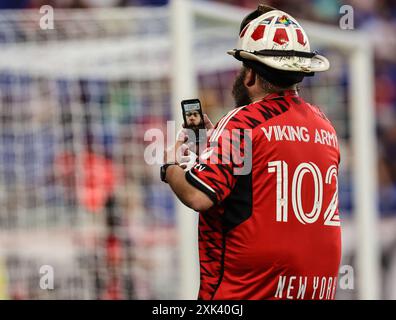 Harrison, New Jersey, Stati Uniti. 20 luglio 2024. Un fan dei Red Bull registra i festeggiamenti pre-partita prima di una partita della MLS tra il Cincinnati e i New York Red Bulls alla Red Bull Arena di Harrison, New Jersey Mike Langish/CSM/Alamy Live News Foto Stock