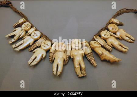 Collana di denti delle balene dalle Figi al Museum of Archaeology and Anthropology, Cambridge, Cambridgeshire, Inghilterra, Regno Unito Foto Stock