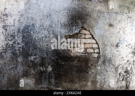 Burned Dirty Brick Wall con sbriciolato sfondo texture stucco Foto Stock