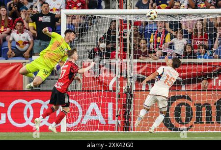 Harrison, New Jersey, Stati Uniti. 20 luglio 2024. Roman Celentano (18), portiere dei Cincinnati, devia il tiro durante una partita della MLS tra il Cincinnati e i New York Red Bulls alla Red Bull Arena di Harrison, New Jersey Mike Langish/CSM/Alamy Live News Foto Stock