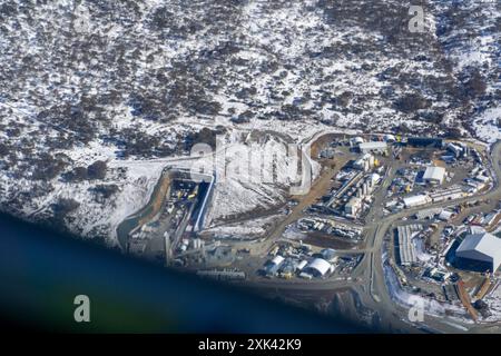 Diga di Tantangara, Kosciuszko National Park New South Wales, Australia, 21 luglio 2024; veduta aerea del cantiere Snowy 2,0 presso la diga di Tantangara, che mostra una leggera copertura di neve e l'ingresso del tunnel per lo schema idrostatico pompato. È stato segnalato che l'avanzamento della trivellazione a tunnel è stato ritardato a causa di formazioni geologiche instabili. Credito PjHickox/Live News Alamy Foto Stock