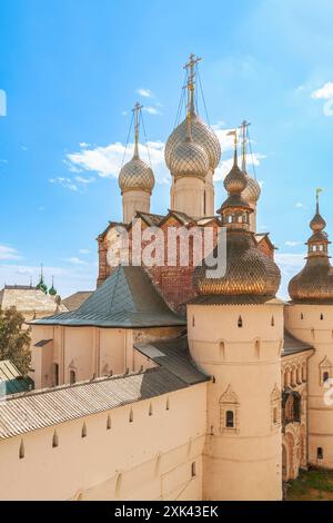 Rostov, Oblast' di Jaroslavl. Russia - 10 giugno 2012 - porta Chiesa della Risurrezione a Rostov Cremlino Foto Stock