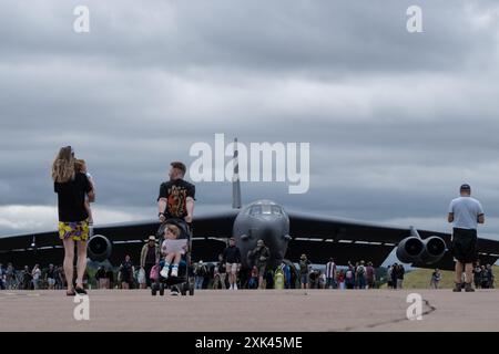 Cirencester, Regno Unito. 20 luglio 2024. La folla passa davanti al Boeing B-52H Stratofortress del 20TH BOMB SQUADRON United States Air Force durante il Royal International Air Tattoo 2024 presso RAF Fairford, Cirencester, Regno Unito, 20 luglio 2024 (foto di Cody Froggatt/News Images) a Cirencester, Regno Unito, il 20/7/2024. (Foto di Cody Froggatt/News Images/Sipa USA) credito: SIPA USA/Alamy Live News Foto Stock