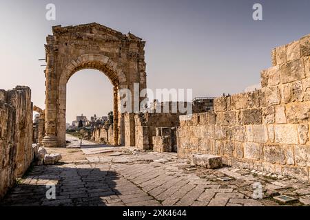 Arco di Adriano, la porta dell'architettura romana, a Tiro al-Bass, sito patrimonio dell'umanità, a Tiro, nel sud del Libano, con antiche colonne e strade asfaltate. Foto Stock