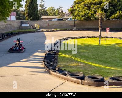 Santa Maria, California, USA - 20 luglio 2024. Persone che si godono un giro in go-kart in una giornata di sole su una pista. Foto Stock